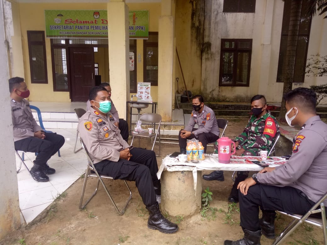 Polsek Bandar Sei Kijang Lakukan Pengamanan Kotak dan Surat Suara di Sekretariat PPK