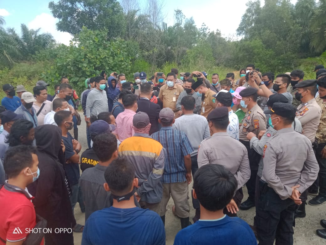 Pemasangan Plang Penghentian Sementara PKS SIPP Rangau Duri Ditolak