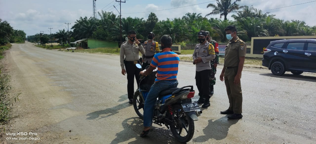 Polsubsektor Pelalawan Gelar Operasi Yustisi Prokes dan Bagikan Masker