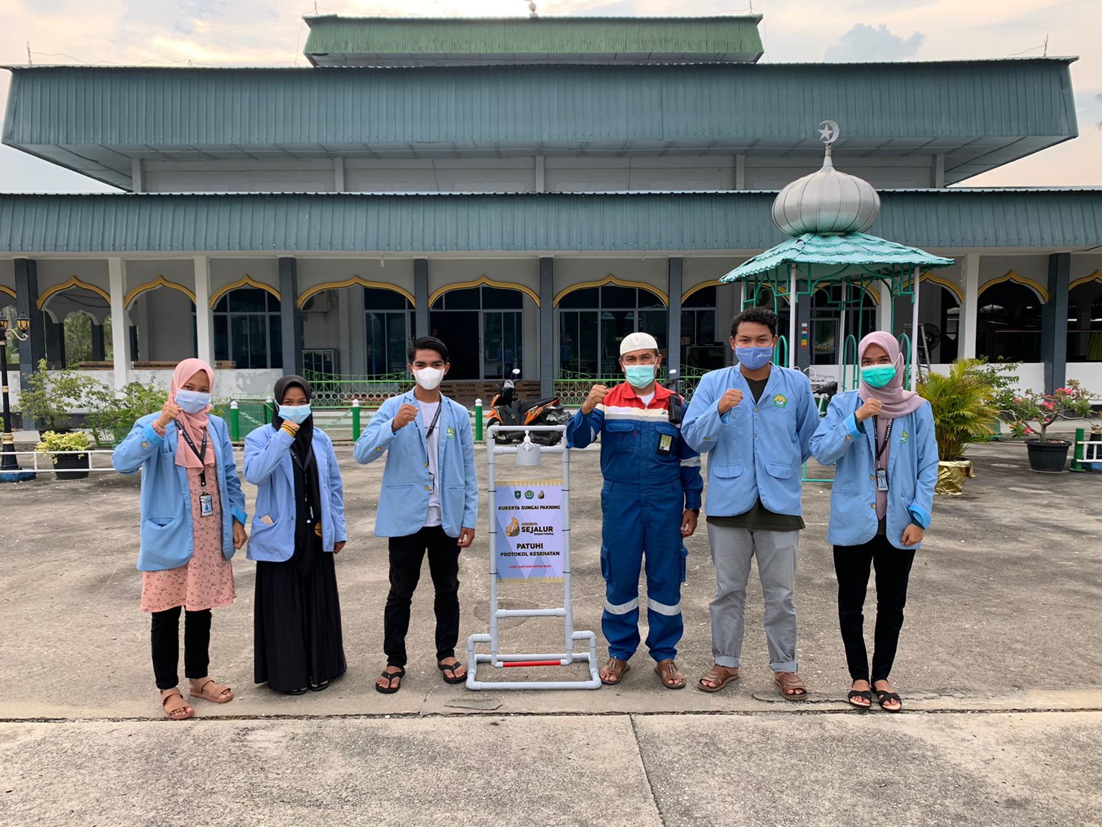 Mahasiswa Kukerta Unri Balek Kampung Serahkan Alat Hand Sanitizer di Sungai Pakning