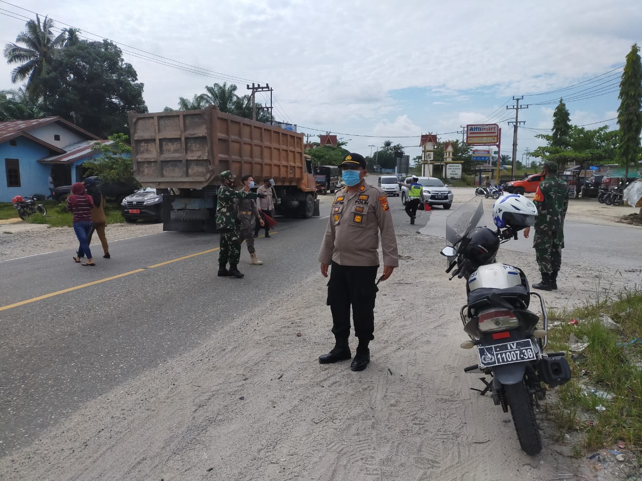 Polsek Bandar Sei Kijang Giatkan Operasi Gabungan yustisi di Desa Simpang Beringin