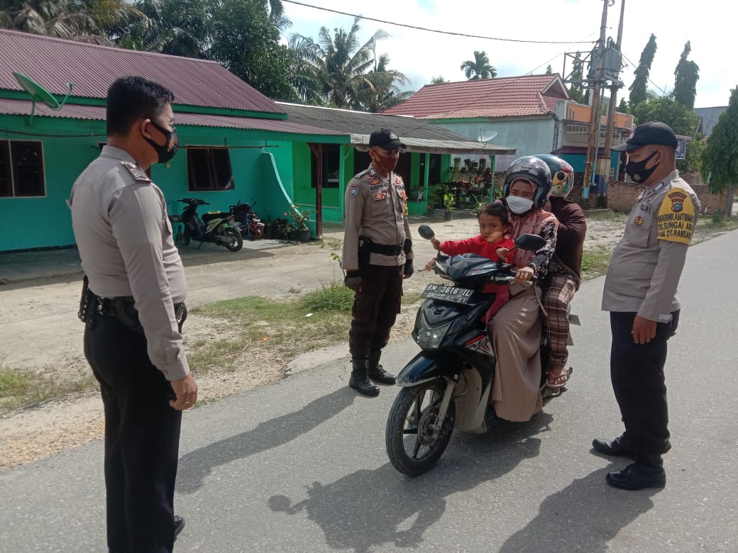 Sasar Pelanggar Prokes, Polsubsektor Pelalawan Gelar Operasi Yustisi di Desa Lalang Kabung