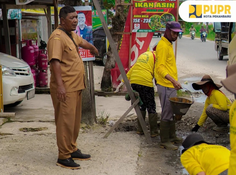 Cegah Banjir, Pasukan Kuning Bersihkan Drainase Tersumbat di Jalan Dharma Bakti