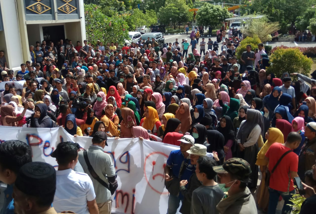 Tim Yustisi Datangi TPS, Ratusan Pedagang Unjuk Rasa di DPRD Kota Pekanbaru