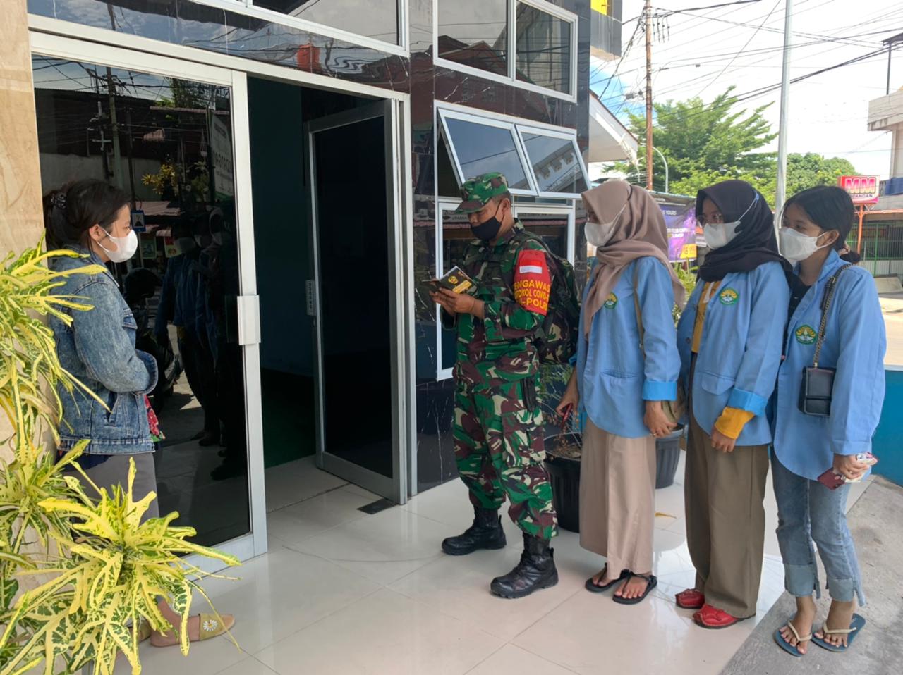 Mahasiswa Kukerta Unri Bagikan Obat di Kecamatan Sukajadi