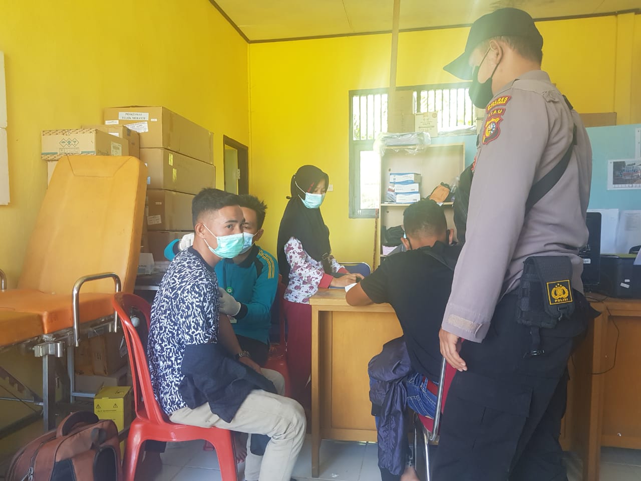 Kapolsek Teluk Meranti Kerahkan Anggota, Tinjau Pelaksanaan Vaksinasi di Puskesmas