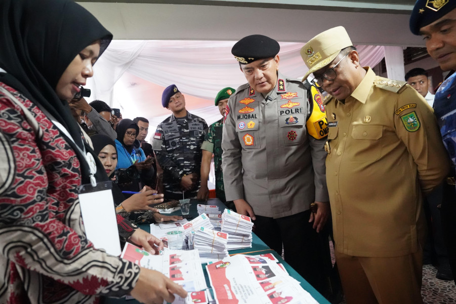 Pastikan Pilkada Berjalan Lancar, Irjen Mohammad Iqbal Tinjau TPS di Pekanbaru