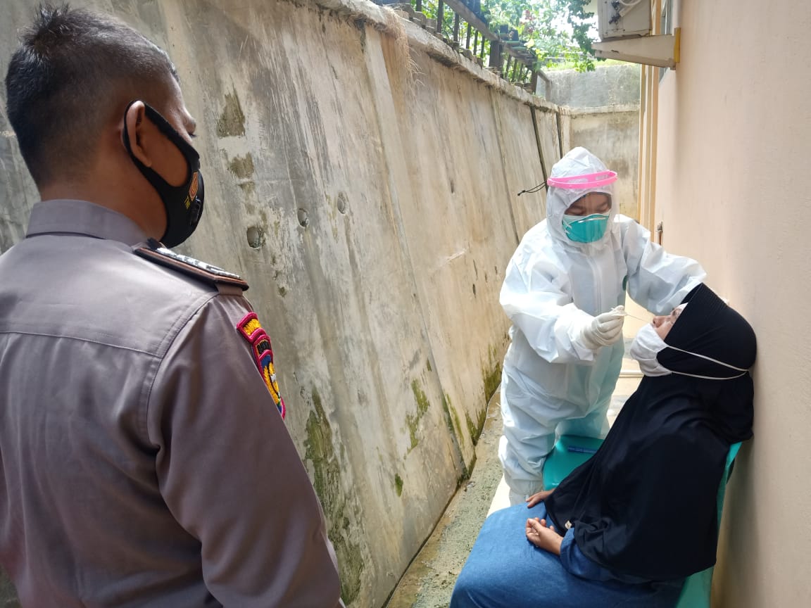 Warga Terkonfirmasi Covid-19, Polsek Pangkalan Kuras Lakukan Testing