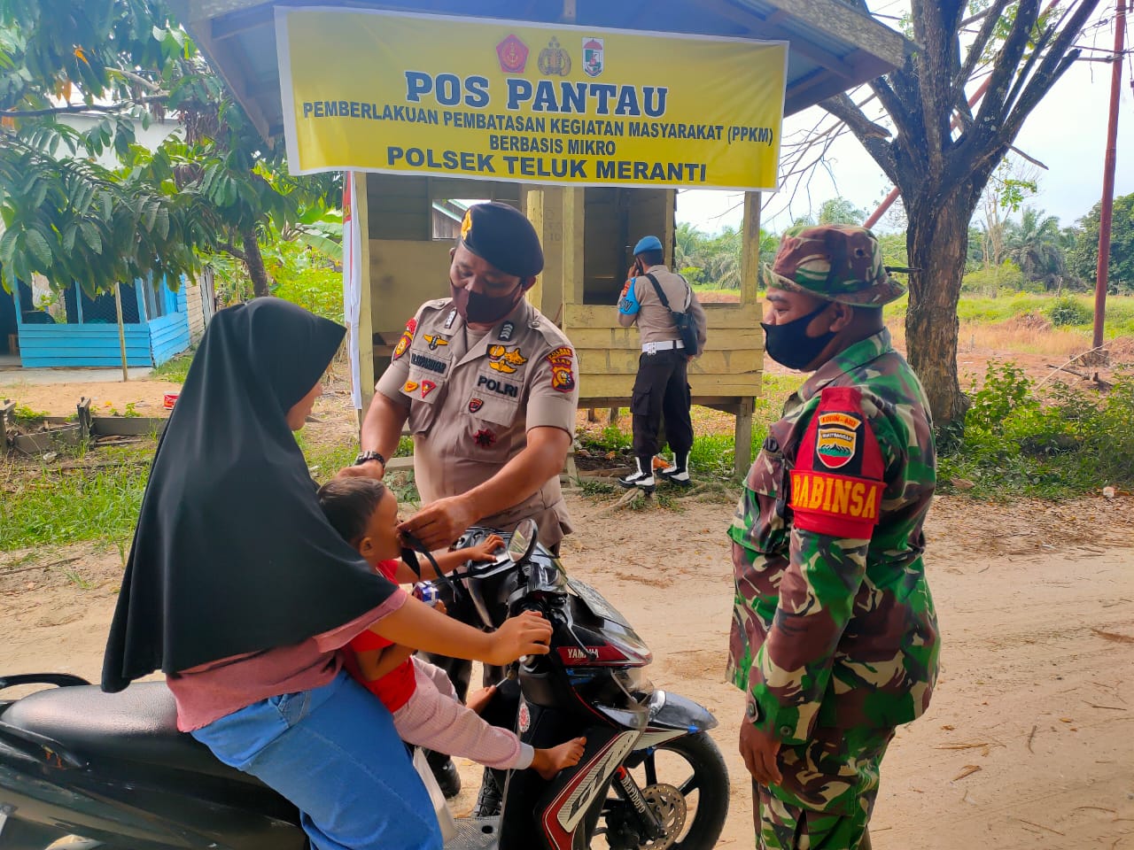 Polisi dan TNI Teluk Meranti Pantau Penertiban Prokes di Pos PPKM