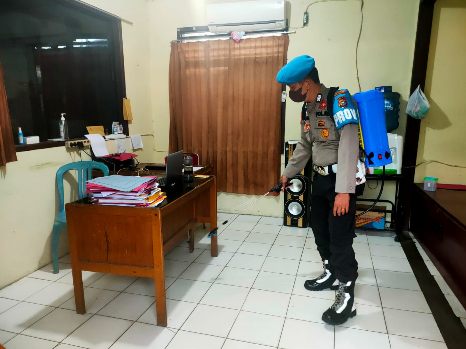 Mencegah Penyebaran Covid -19, Polsek Pangkalan Kuras Rutin Semprot Disinfektan di Mako