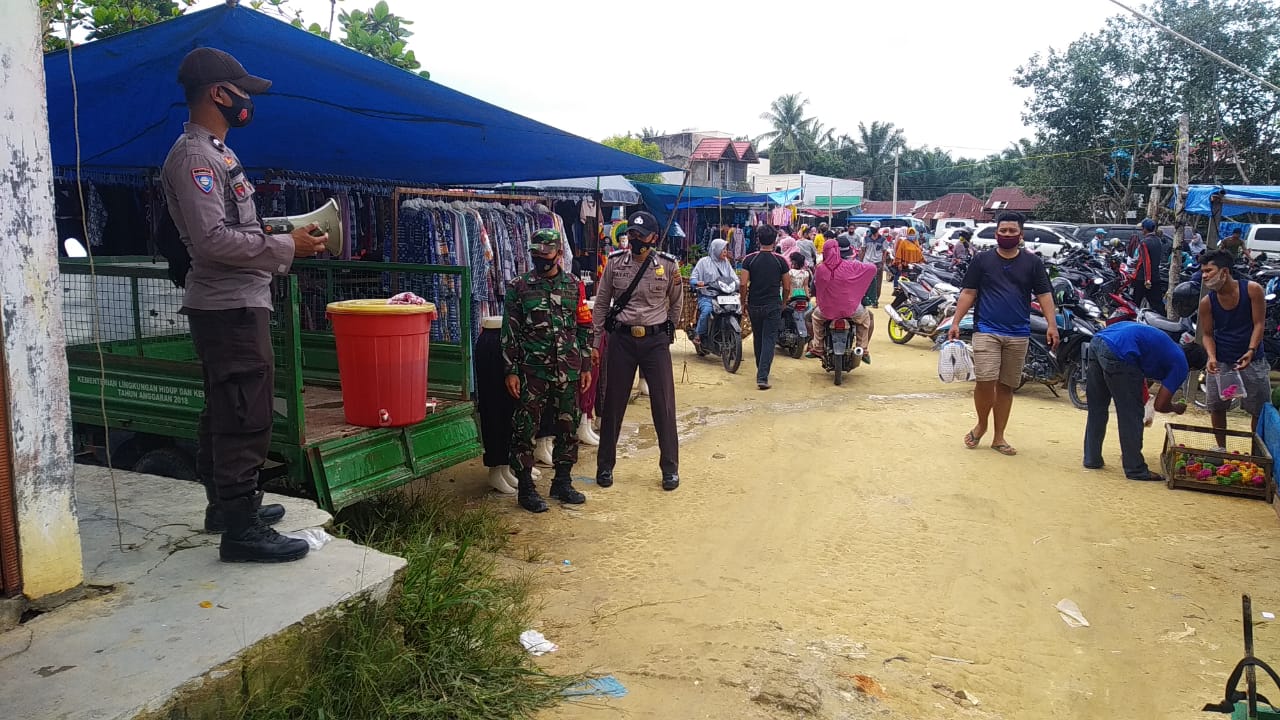 Cegah Covid-19 Polsek Kerumutan Terapkan wajib Masker di Pasar Bukit Lembah Subur