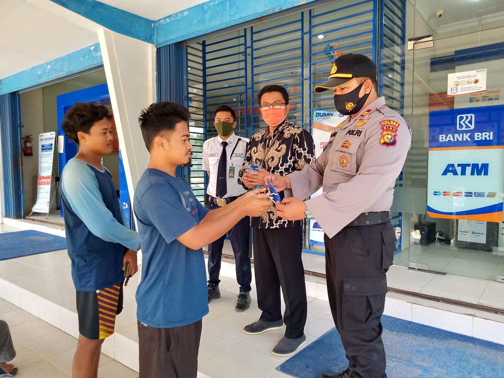 Kapolsek Kerumutan dan Pimpinan BRI Kerumutan Bertekad Memutus Penyebaran Covid-19