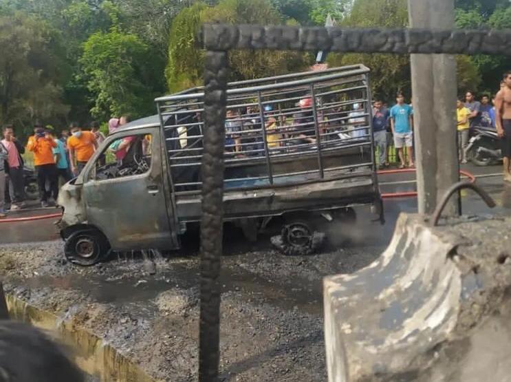 Grand Max Membawa 39 Jerigen Minyak Solar Ludes Terbakar
