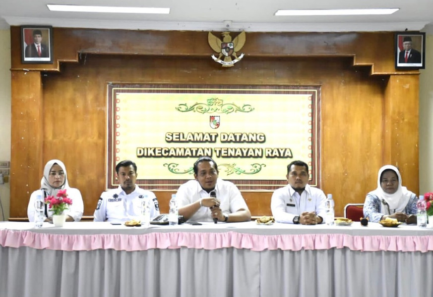 Jadi Bapak Asuh Anak Stunting di Tenayan dan Sukajadi, Sekwan DPRD Pekanbaru Serahkan Bantuan