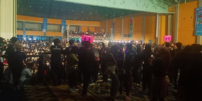 Satpol PP Padamkan Lampu Gedung Saat Konser Digelar