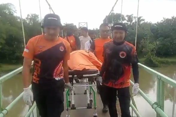 Tim SAR Gabungan Temukan Kakek yang Jatuh dari Jembatan Merah Kampar setelah Tiga Hari Pencarian