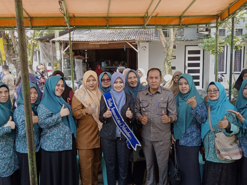 Kunjungi Kelurahan Binawidya, TP PKK Kota Pekanbaru sekaligus Duta Imunisasi Raja Rila Mustafa Muflihun Berikan Imunasasi ke Balita