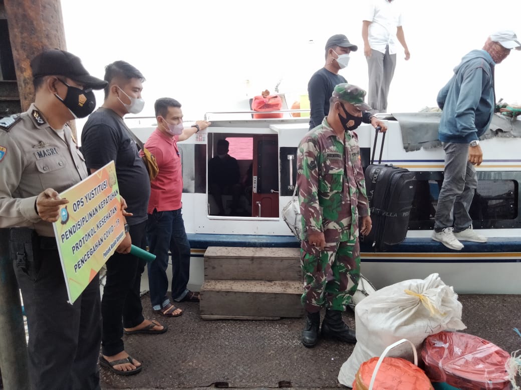 Polsek Kuala Kampar Pastikan Masyarakat di Pelabuhan Teluk Dalam Terapkan 3M