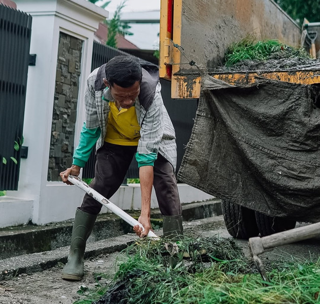 Cegah Banjir, Dinas PUPR Pekanbaru Bersihkan Drainase Jalan Sultan Syarif Kasim