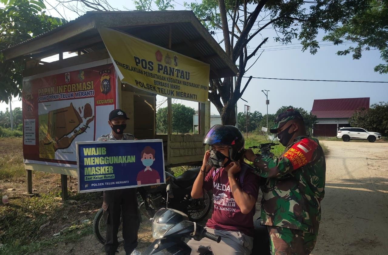 Polsek Teluk Meranti Galakan Penertiban Prokes dan Bagikan Masker