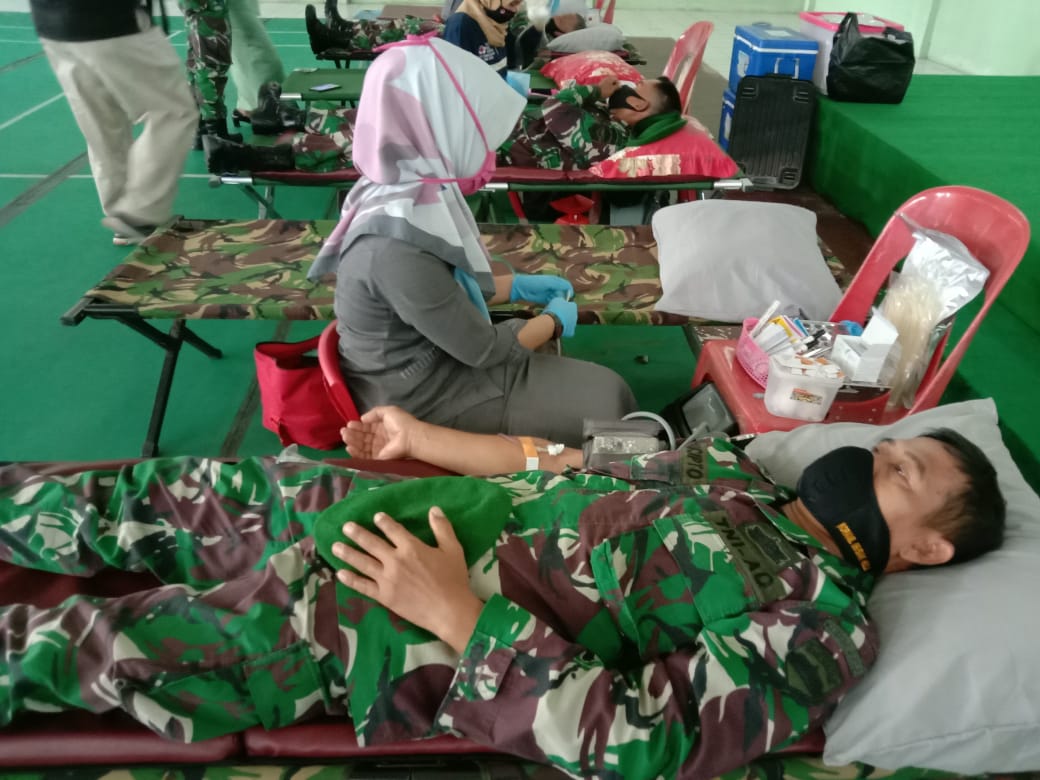 Anggota Koramil 06/SH Laksanakan Donor Darah di Aula Kodim 0313/KPR