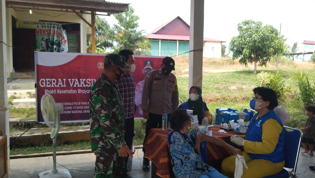 Polsek Ukui Terus Tinjau Pelaksanaan Vaksinasi di Wilkum