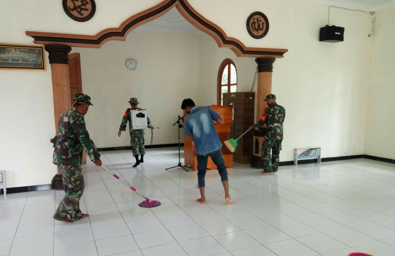 Gotong Royong Bersama Warga, Babinsa Koramil 03 Bunut Bersihkan Masjid dengan Disinfektan