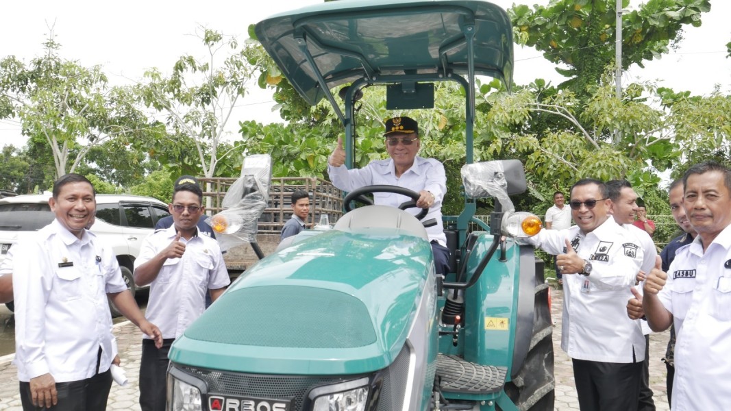 Bupati Rokan Hilir Serahkan Bantuan Alat Pertanian dari Kementerian Pertanian RI