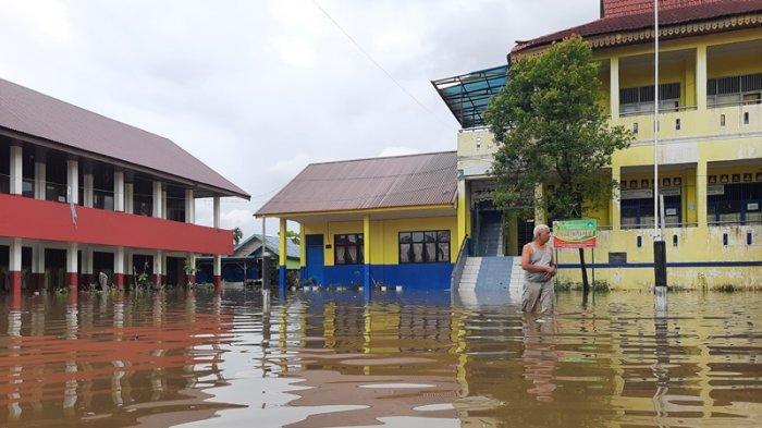 Banjir Rendam 17 Sekolah di Pekanbaru, Siswa Diliburkan