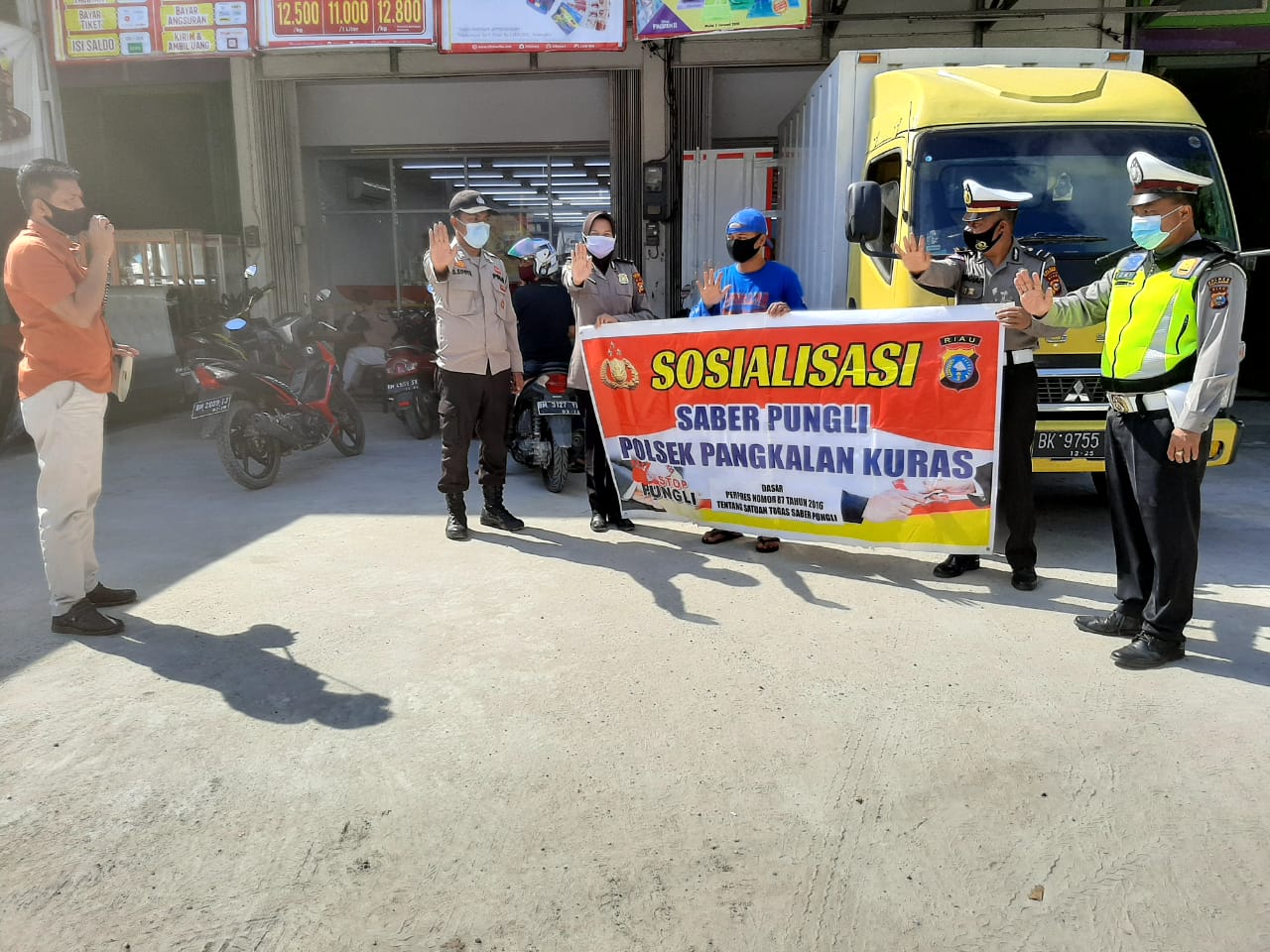 Polsek Pangkalan Kuras Sosialisasi Saber Pungli Kepada Supir Mobil Box