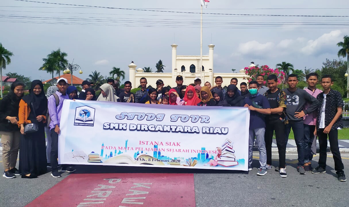 40 Siswa SMK Dirgantara Studi Tour ke Istana Siak