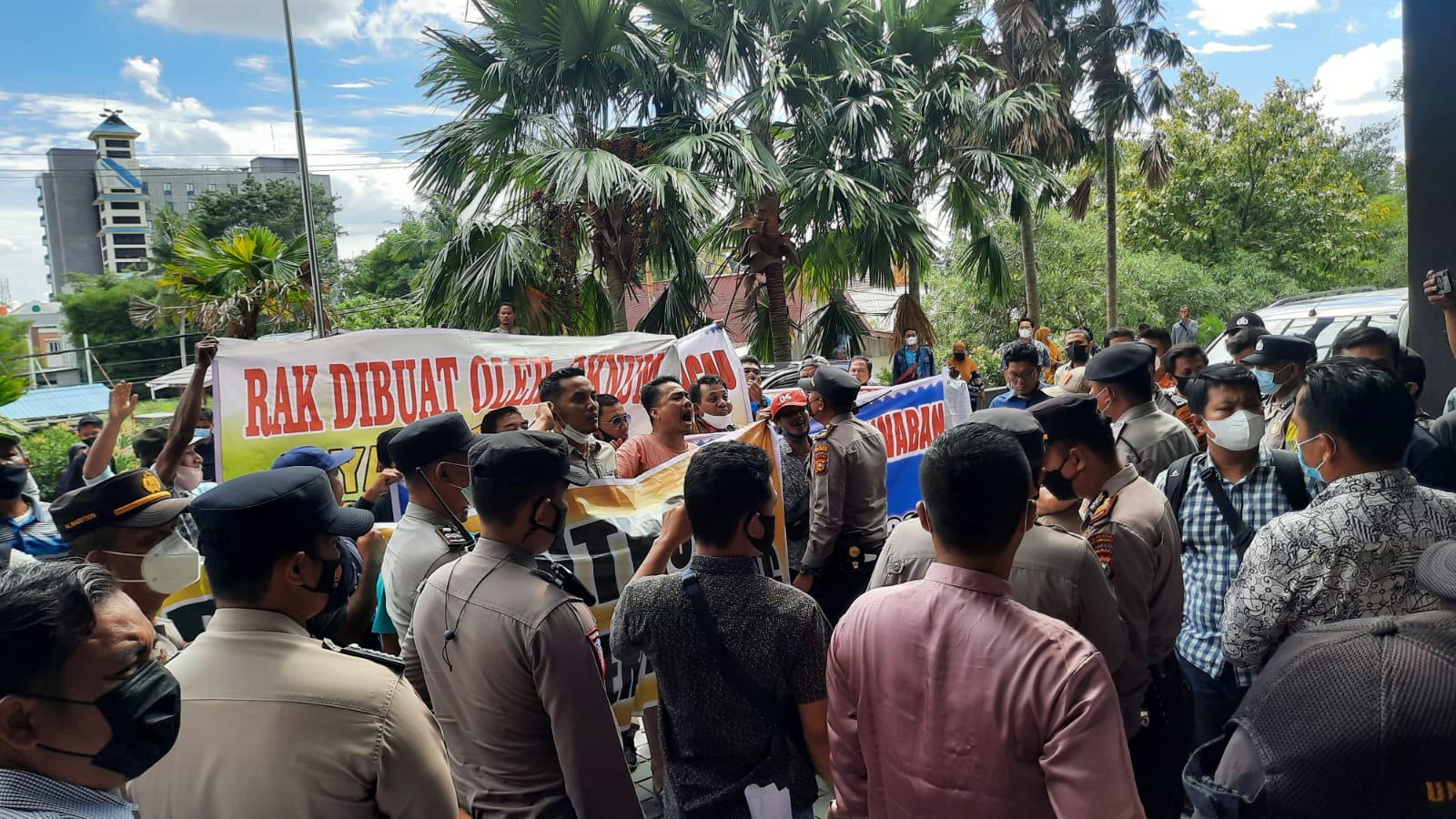 Polisi Bubarkan Rapat Anggota Kopsa-M di Hotel Berbintang