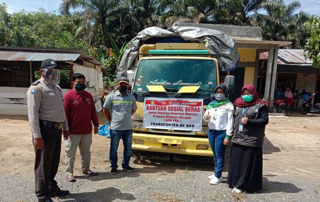 Kapolsek Kerumutan Awasi Langsung Pendistribusian Bantuan Sosial Beras