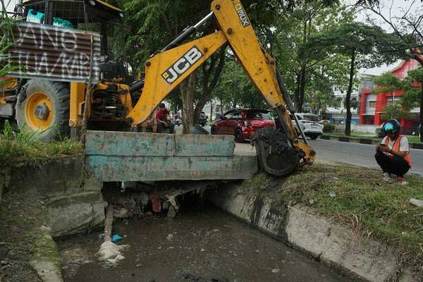 Antisipasi Banjir, Dinas PUPR Pekanbaru Normalisasi Drainase Jalan Arifin Achmad