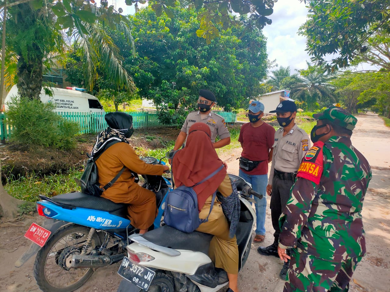 Polisi dan TNI Pantau Penertiban Prokes Masyarakat di Kelurahan Teluk Meranti Pelalawan