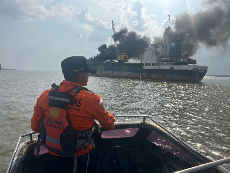 Hendak Lego Jangkar, Kapal Tanker Bermuatan Sagu Terbakar di Perairan Meranti