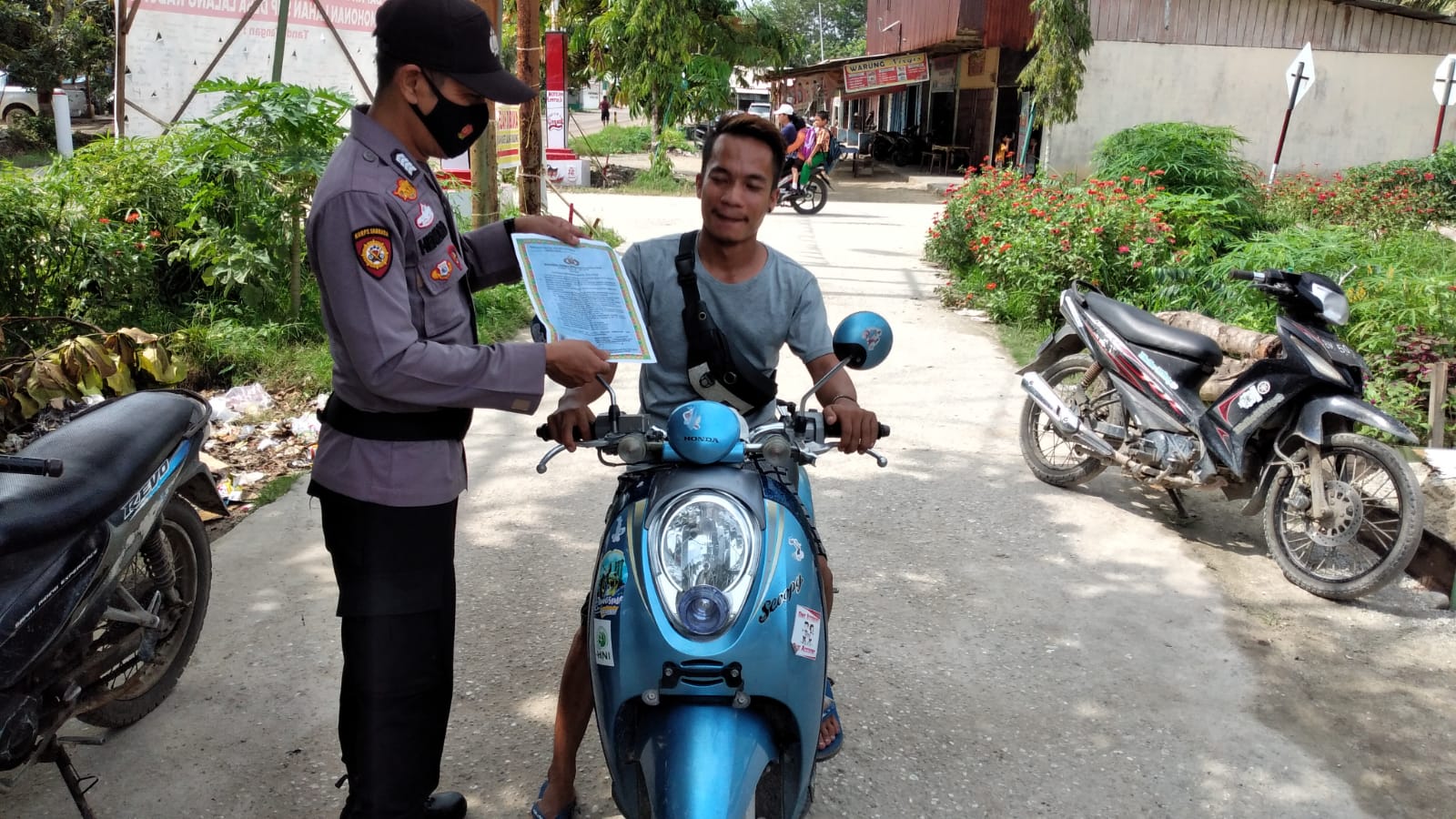 Sampaikan Maklumat Kapolda Riau, Personel Polsubsektor Pelalawan Ingatkan Warga Soal Karhutla