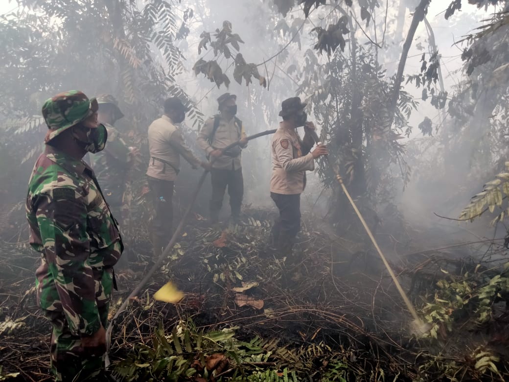 Polsek Kuala Kampar dan Satgas Masih Padamkan Karhutla di Teluk Beringin