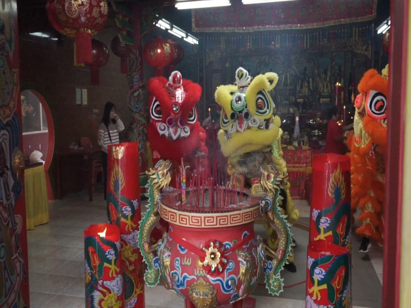 Pertunjukan Barongsai Meriahkan Perayaan Imlek 2576 di Vihara Surya Dharma
