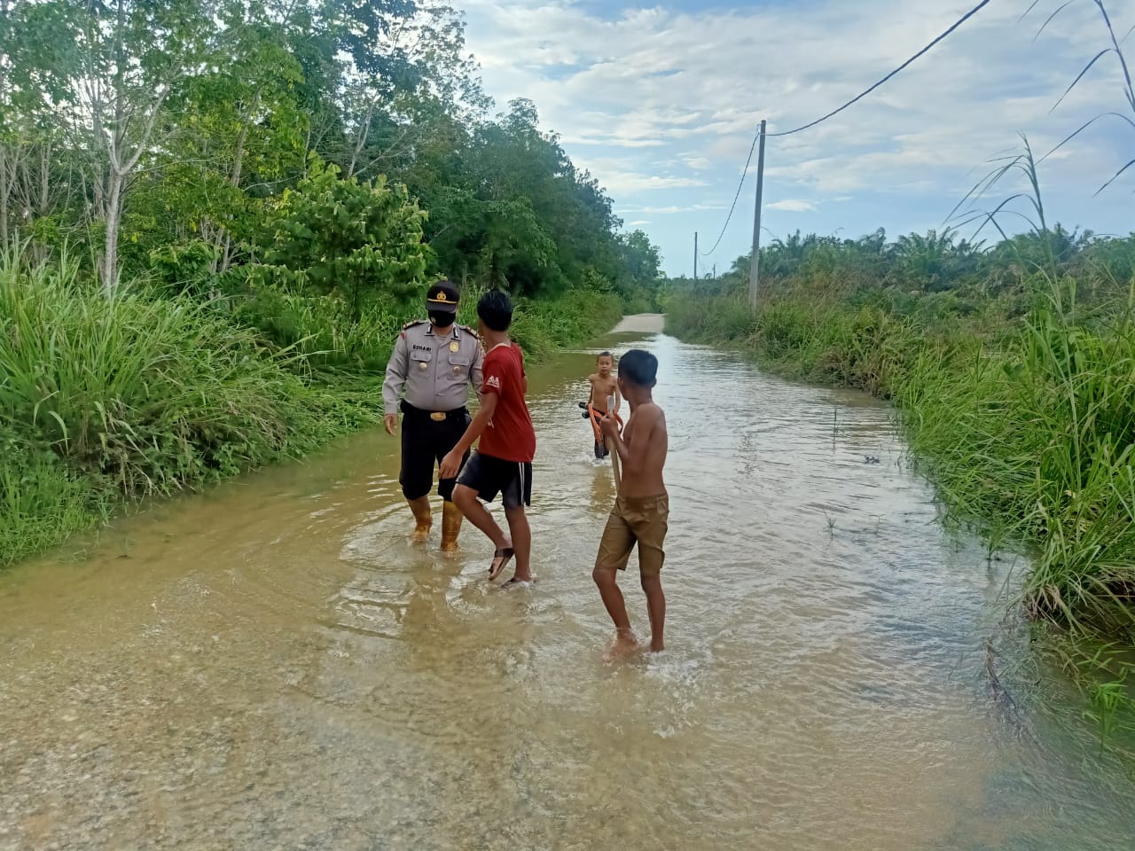 Kapolsek Bunut Tinjau Desa yang Terdampak Banjir di Wilayah Hukum