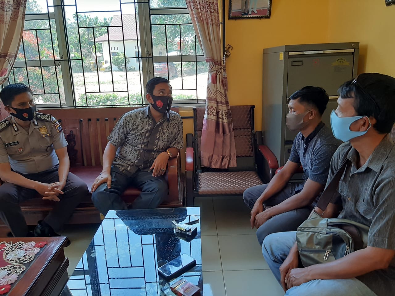 Polsek Ukui Gelar Silaturhami ke Kantor Desa Air Hitam
