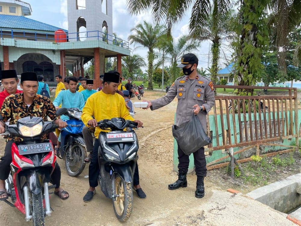 Polsek Langgam Gelar Kegiatan Jumat Barokah di Masjid Al Muhajirin
