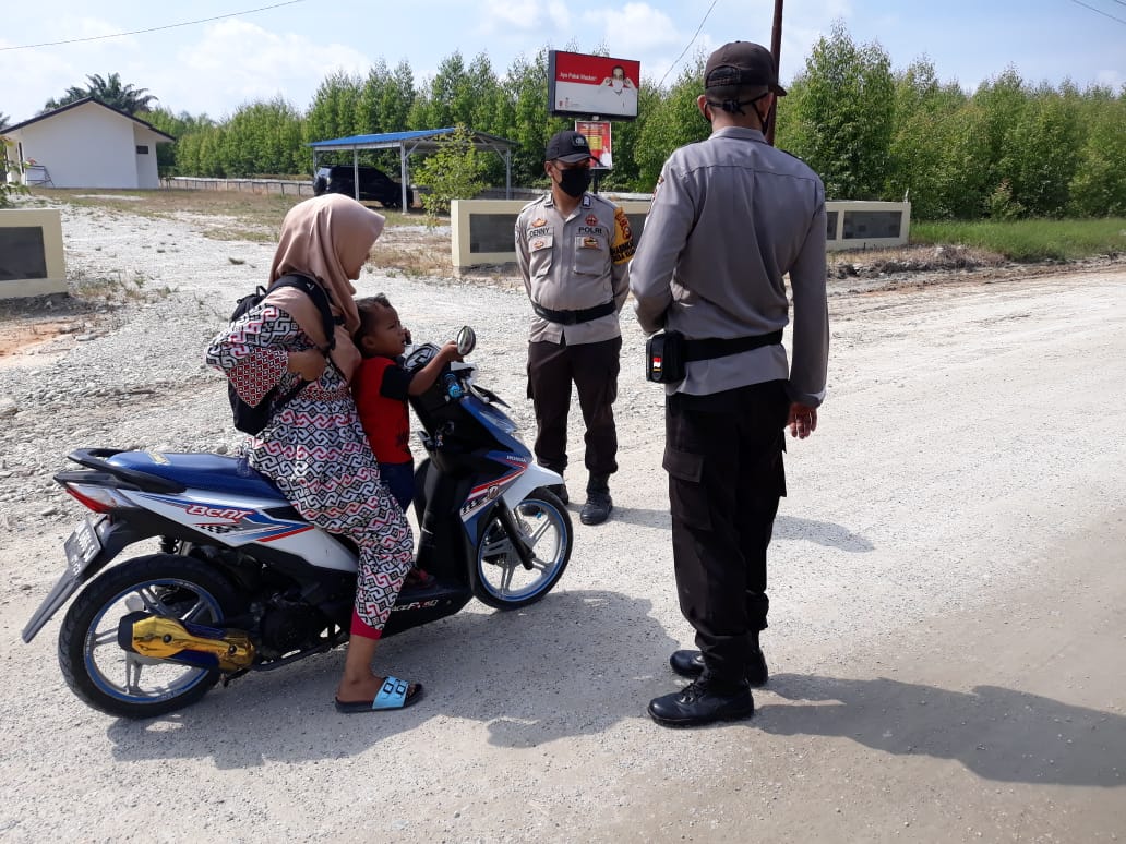 Polsubsektor Pelalawan Pantau Prokes Masyarakat Lalang Kabung