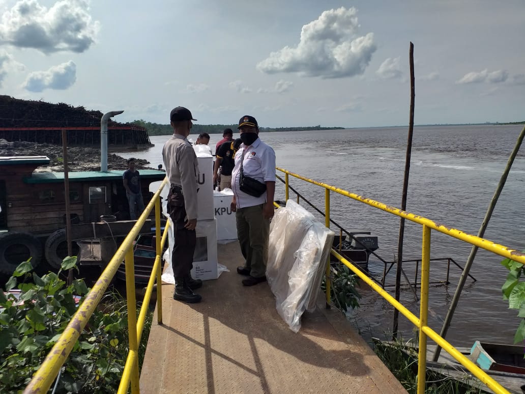 Polsek Teluk Meranti Kawal Logistik Pilkada ke TPS