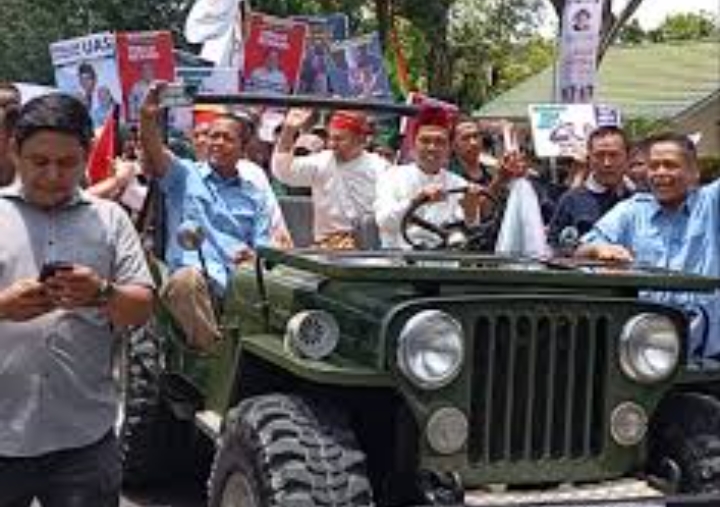 Gunakan Mobil JEEP Terbuka, UAS Antarkan Abdul Wahid - SF Hariyanto Mendaftar ke KPU Riau