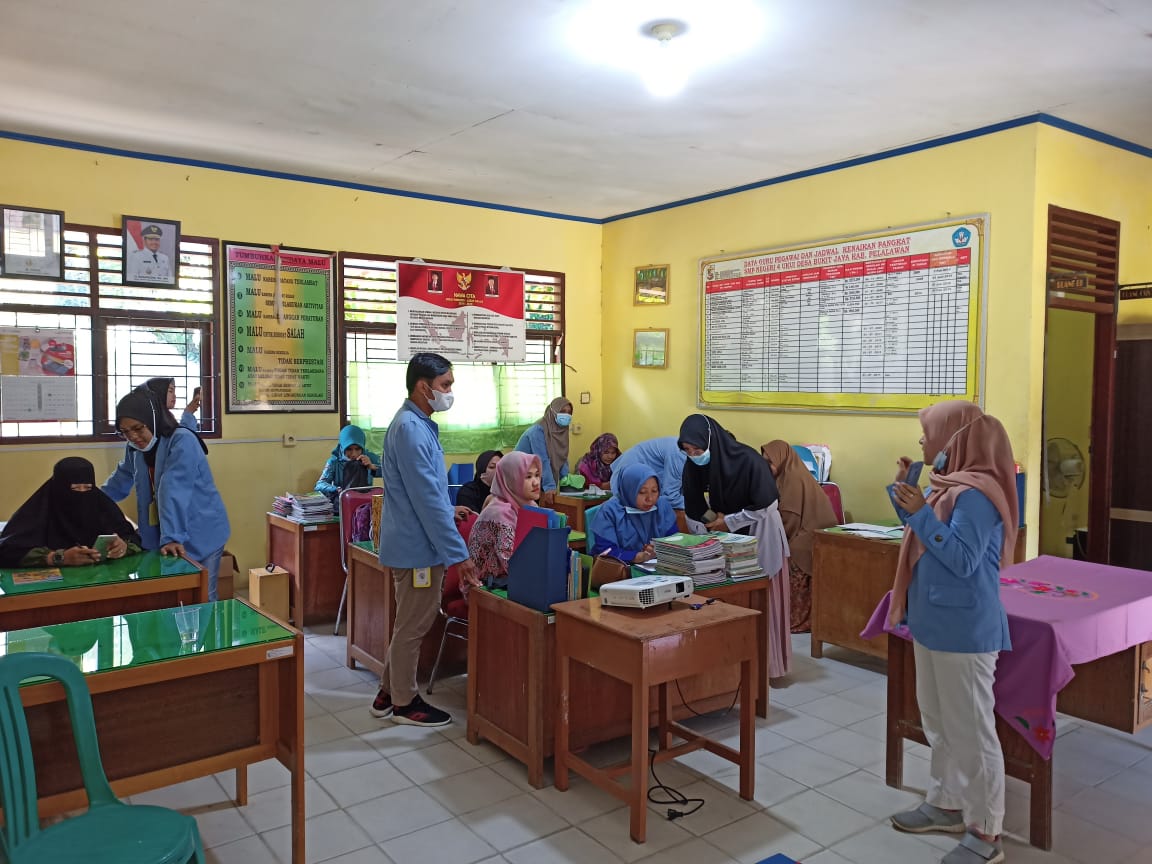 Mahasiswa Kukerta Unri 2021 Sosialisasikan Aplikasi Belajar Daring di Desa Bukit Jaya