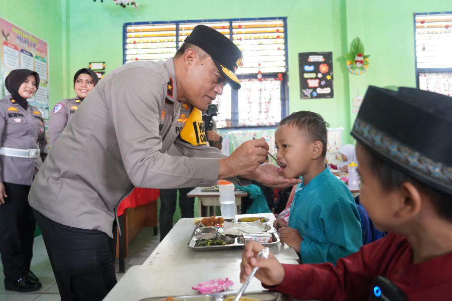 Asta Cita Terwujud: Polda Riau Beri Makanan Bergizi Gratis untuk Generasi Muda