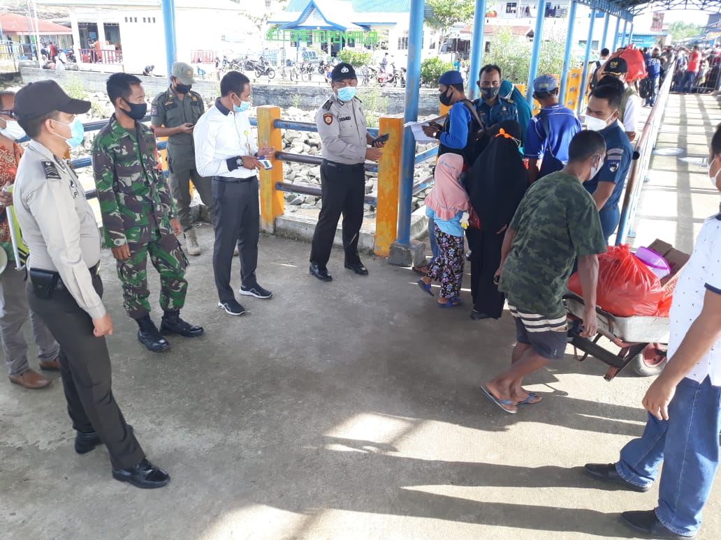 Cegah Covid-19 di Wilkum, Polsek Kuala Kampar dan tim Gabungan Terus Awasi Prokes