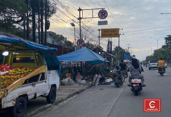 Walikota Perintahkan Satpol PP Bereskan Persoalan PKL di Jalan HR Soebrantas