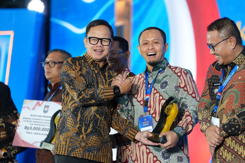 Berhasil Tanggulangi Kemiskinan dan Tekan Stunting, Wako Agung Terima Penghargaan Kemendagri